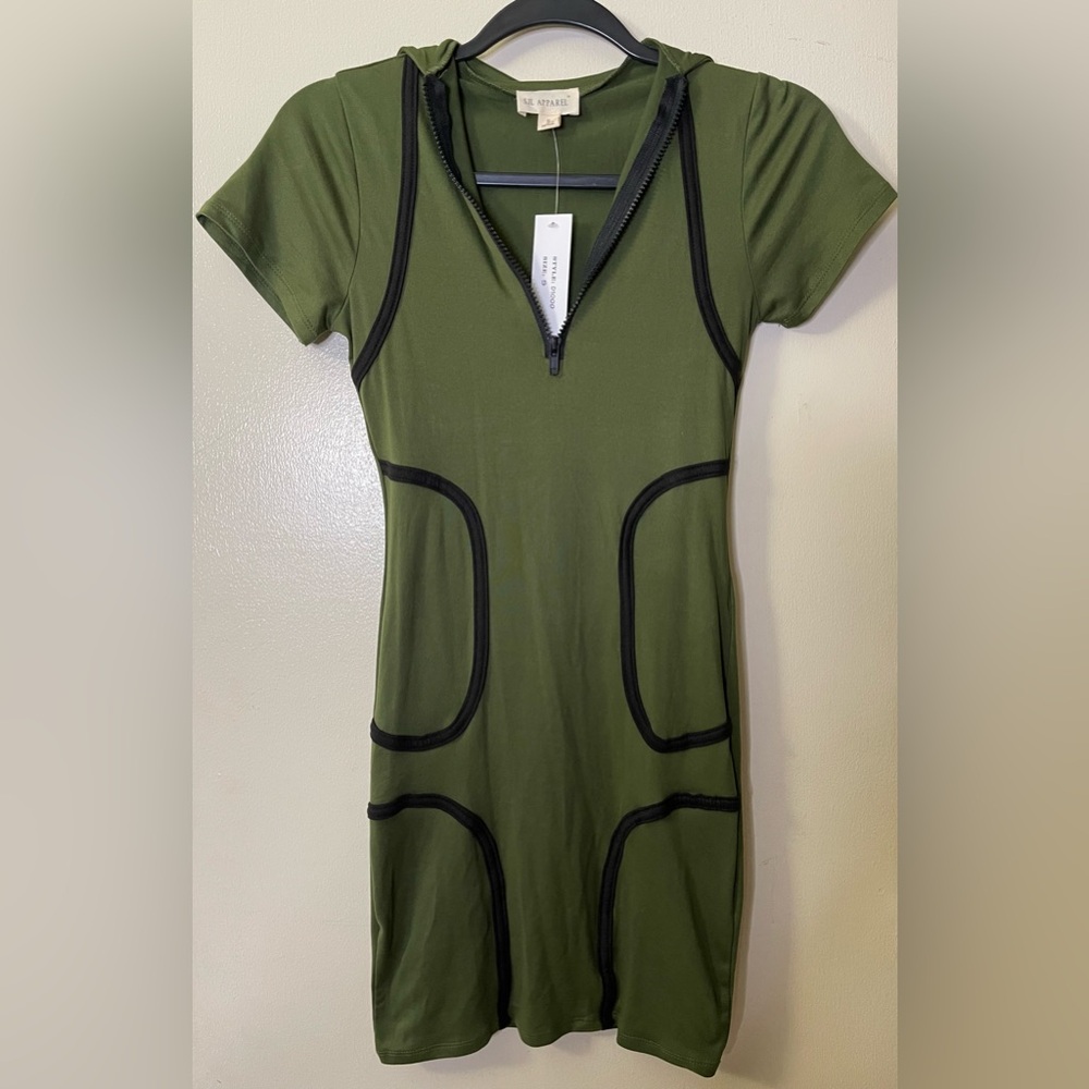 SJL Apparel Women’s Green Zippered V-Neck Short Sleeve Mini Dress, size Small